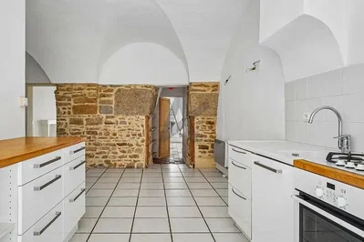 Keuken; tegelvloer, keukenapparatuur, natuurlijk licht