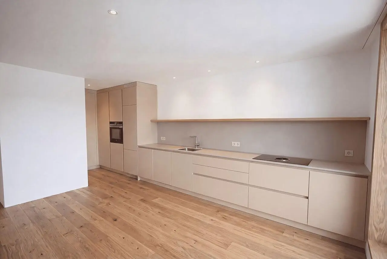 Cocina; electrodomésticos, suelo de madera, luz natural, renovado