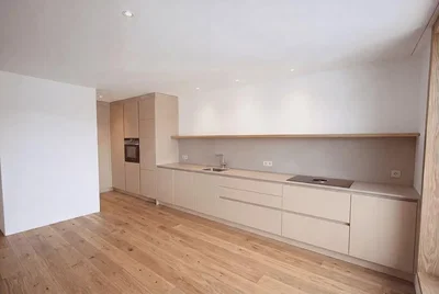 Cocina; electrodomésticos, suelo de madera, luz natural, renovado