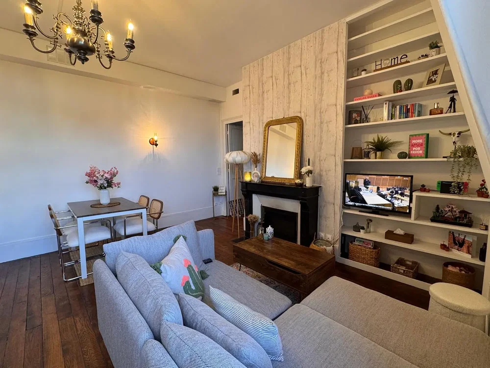 Wohnzimmer; holzboden, kamin, moderner stil, tageslicht