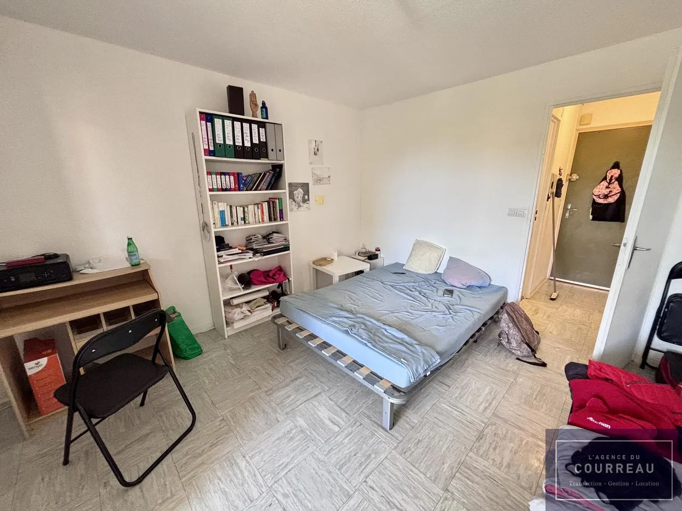 Schlafzimmer; tageslicht, renovierungsbedürftig, holzboden