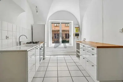 Keuken; keukenapparatuur, tegelvloer, natuurlijk licht