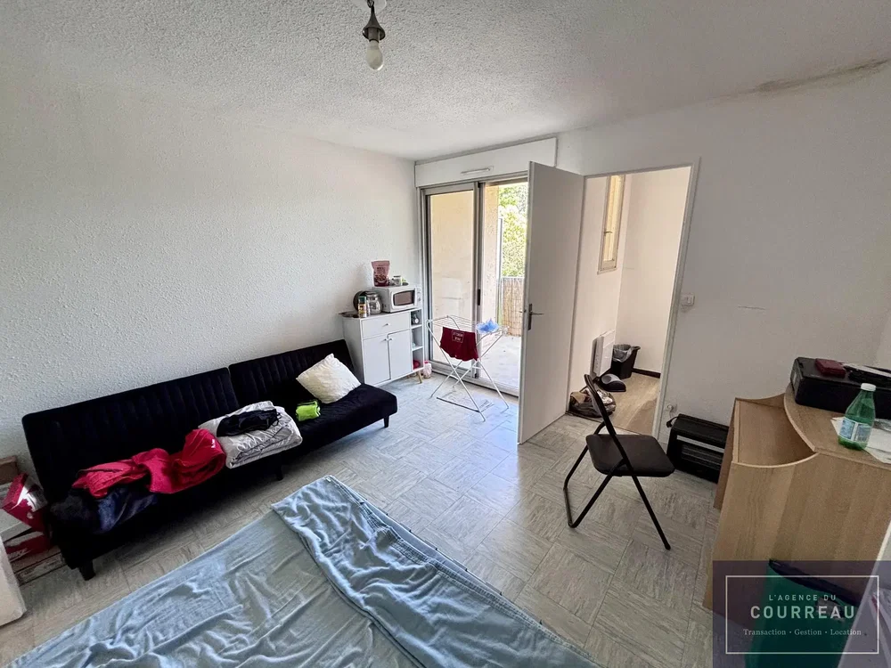 Wohnzimmer; renovierungsbedürftig, tageslicht
