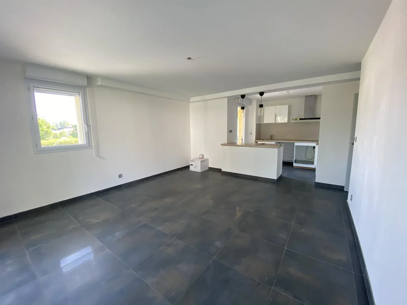 Wohnzimmer; fliesenboden, tageslicht, blick