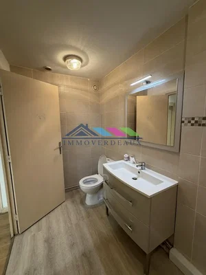 Toilette; fliesenboden, holzboden, renoviert, tageslicht