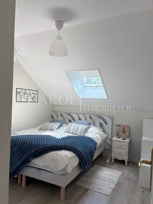 Schlafzimmer; holzboden, tageslicht