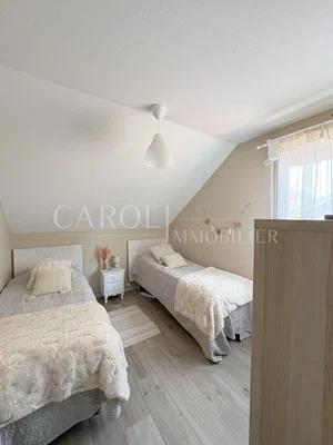 Schlafzimmer; holzboden, tageslicht, renoviert