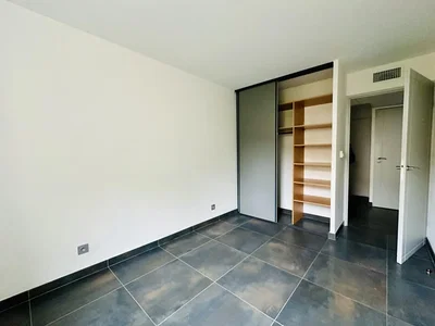 Schlafzimmer; fliesenboden