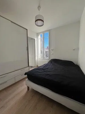 Schlafzimmer; holzboden, tageslicht