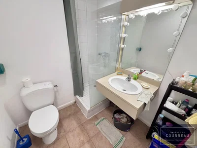 Toilette; fliesenboden, renovierungsbedürftig