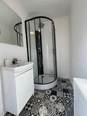 Badezimmer; fliesenboden, tageslicht