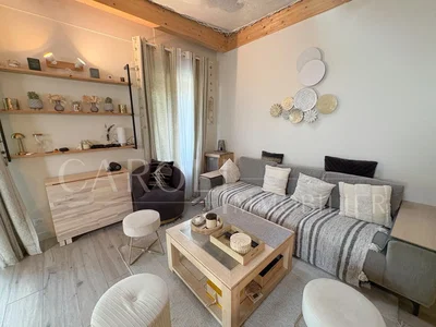 Wohnzimmer; holzbalken, holzboden, tageslicht, moderner stil