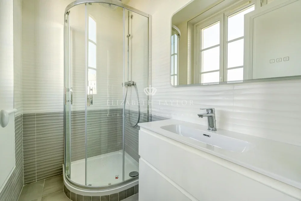Badezimmer; fliesenboden, tageslicht, renoviert
