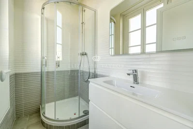 Badezimmer; fliesenboden, tageslicht, renoviert