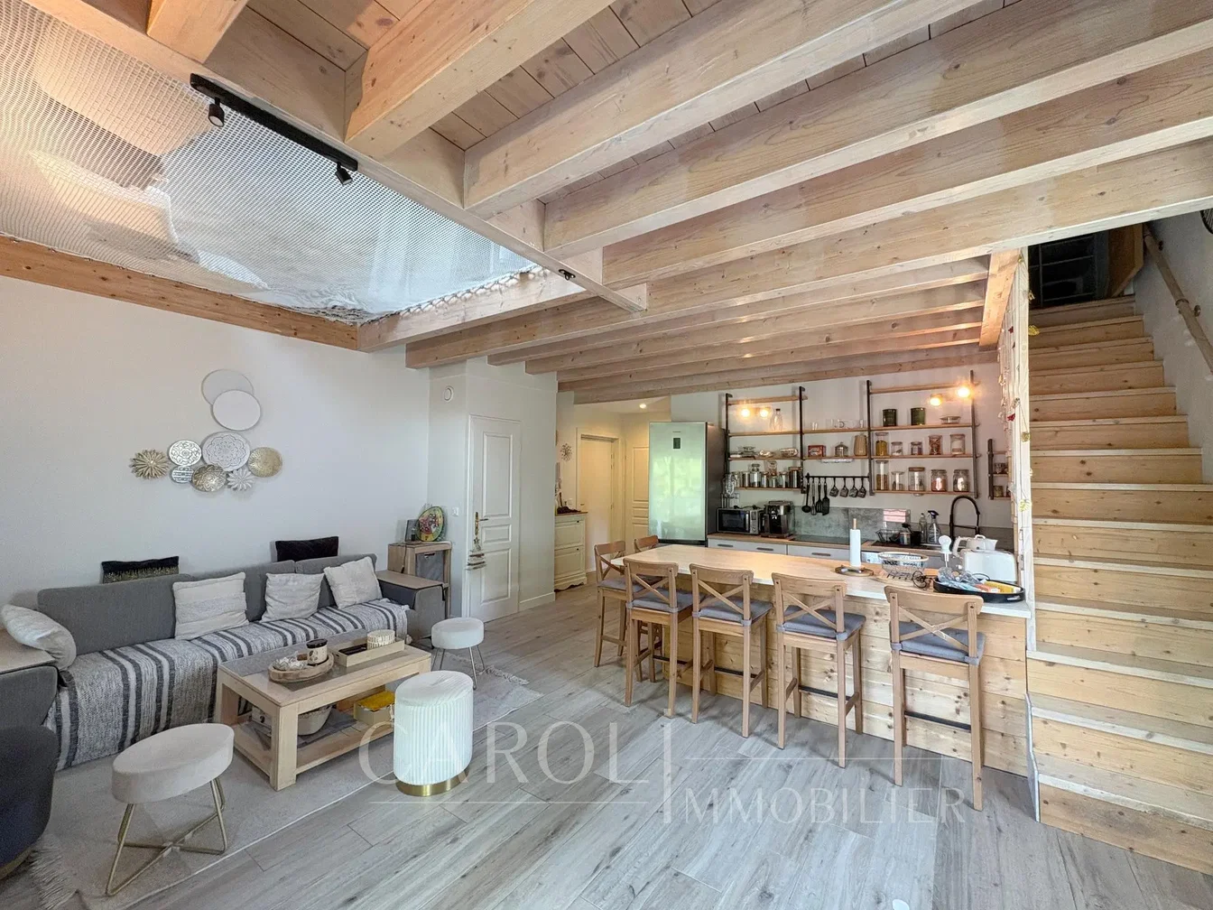 Wohnzimmer; holzbalken, holzboden, tageslicht