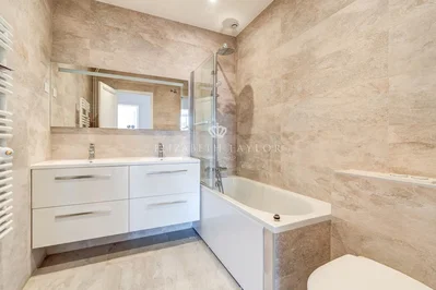 Badezimmer; fliesenboden, renoviert, tageslicht