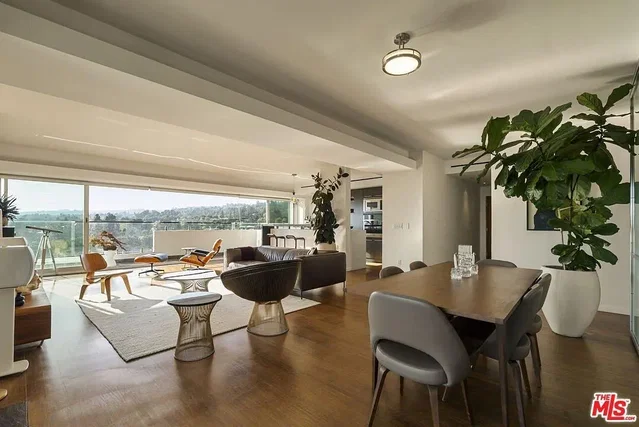 Salón; vista, suelo de madera, luz natural, estilo moderno