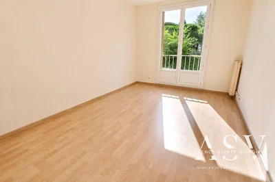 Salón; suelo de madera, luz natural, vista