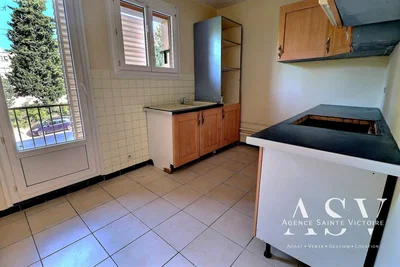 Cocina; suelo de baldosas, necesita renovación, luz natural, vista