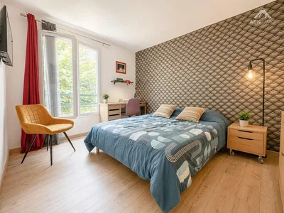 Spavaća soba; drveni pod, prirodna svjetlost, moderan stil
