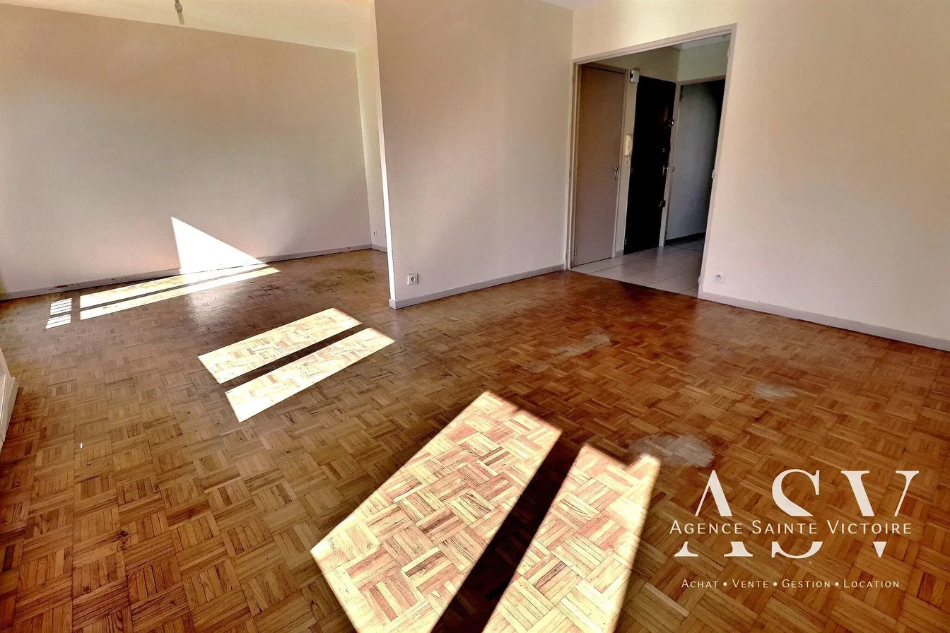 Salón; suelo de madera, luz natural