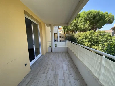 Balkon; fliesenboden, tageslicht, blick