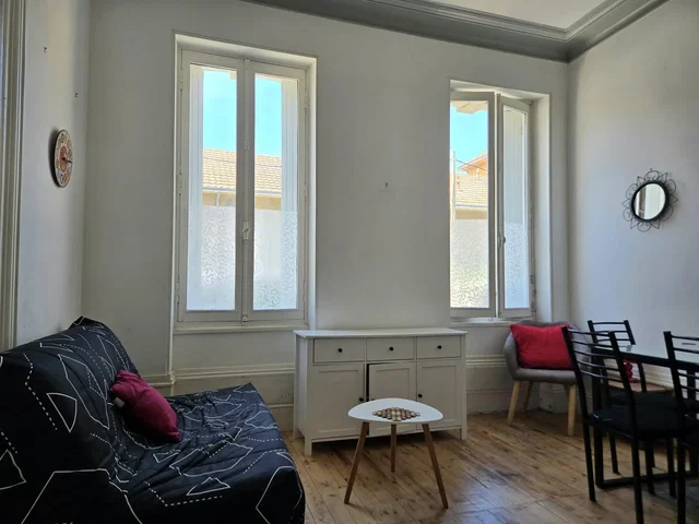 Salón; suelo de madera, luz natural