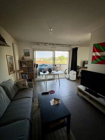 Salón; suelo de baldosas, luz natural, estilo moderno
