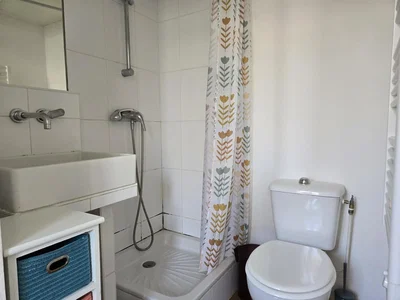 Toilette; fliesenboden, tageslicht