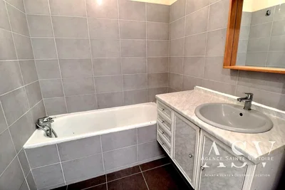 Baño; suelo de baldosas, renovado, luz natural
