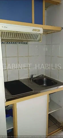 Кухня; кухненски уреди, плочки, нуждае се от ремонт