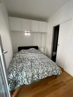 Schlafzimmer; holzboden, tageslicht