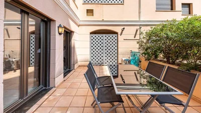 Terraço; chão de azulejo, luz natural
