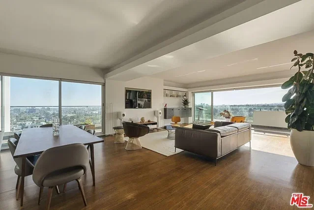 Salón; vista, suelo de madera, luz natural
