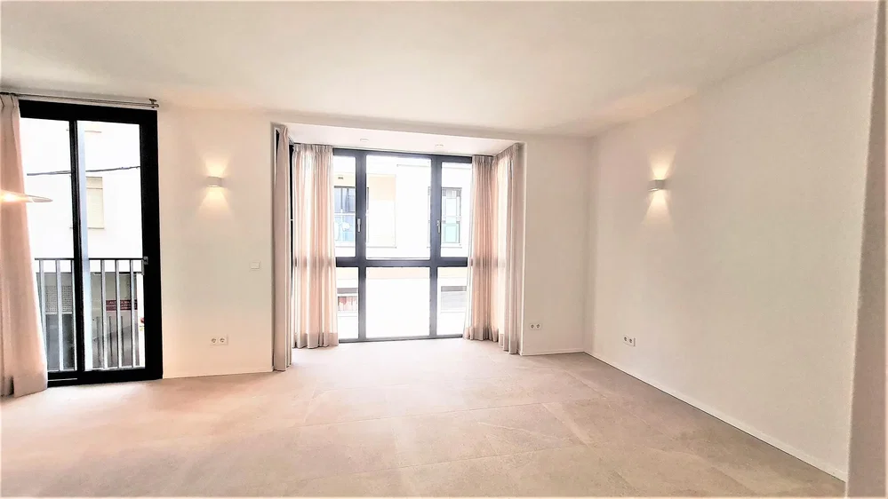 Salón; luz natural, suelo de baldosas