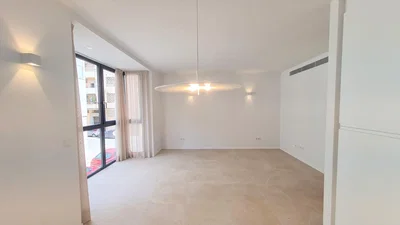 Salón; luz natural, suelo de baldosas