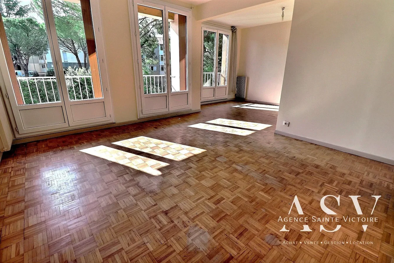 Salón; suelo de madera, luz natural, vista