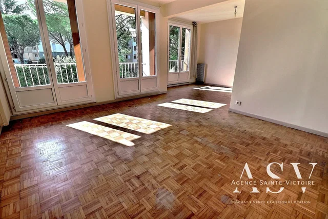 Salón; suelo de madera, luz natural, vista