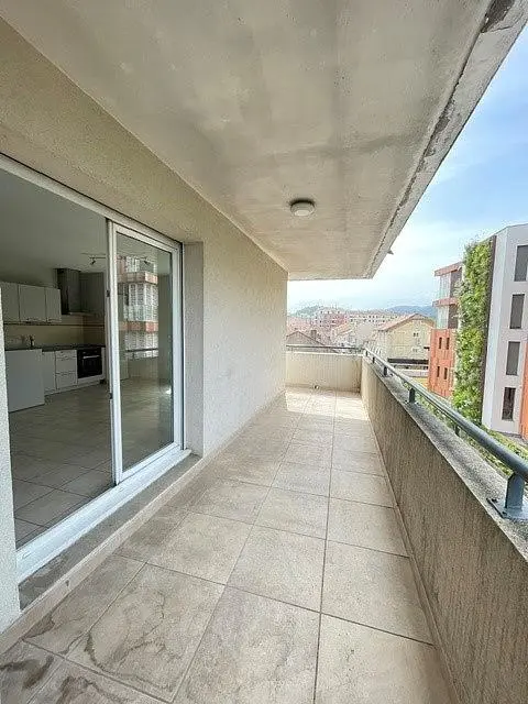 Balkon; pločice, pogled, prirodna svjetlost