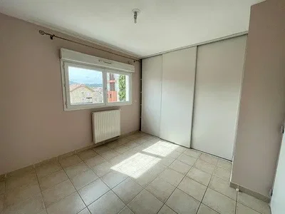 Spavaća soba; pločice, prirodna svjetlost
