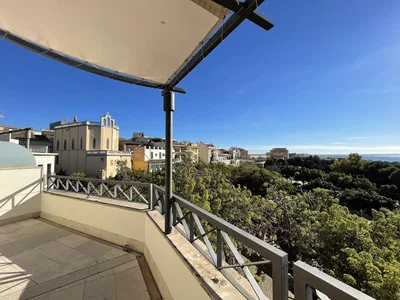 Balcon; vue, carrelage, lumière naturelle