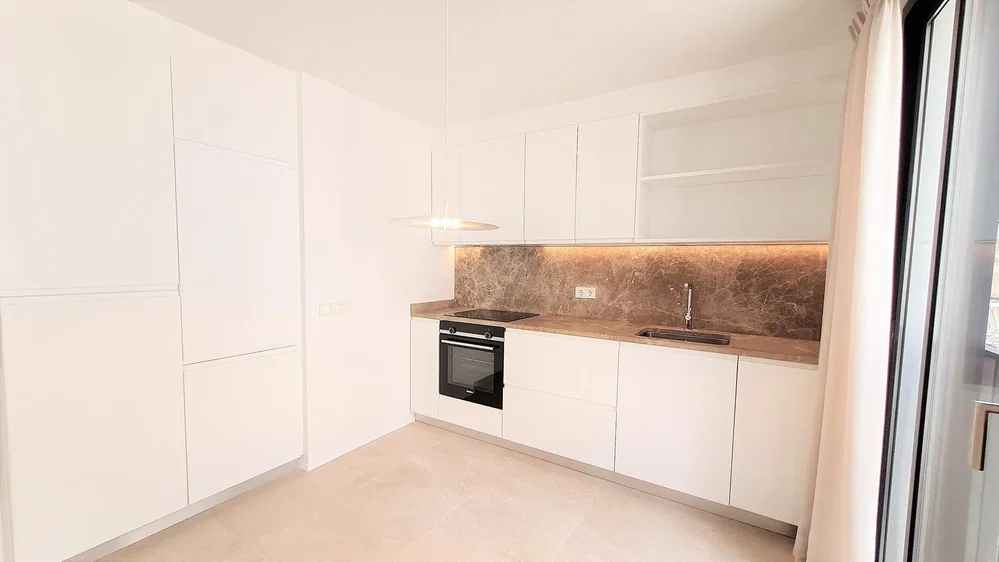Cocina; electrodomésticos, suelo de baldosas, luz natural, renovado
