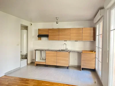 Kuhinja; kućanski aparati, pločice, prirodna svjetlost