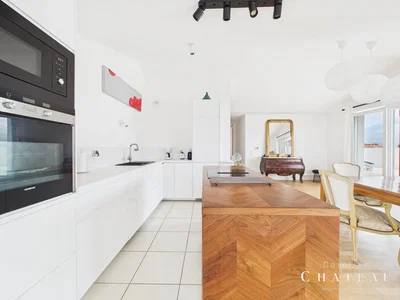 Cuisine; électroménager, carrelage, lumière naturelle