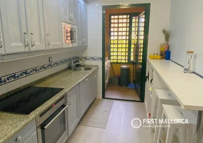 Cuisine; électroménager, carrelage, lumière naturelle