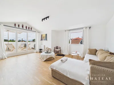 Chambre; lumière naturelle, parquet, style moderne