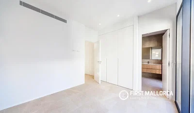 Slaapkamer; tegelvloer, natuurlijk licht