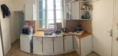 Kuhinja; pločice, kuhinjski aparati, prirodno svjetlo