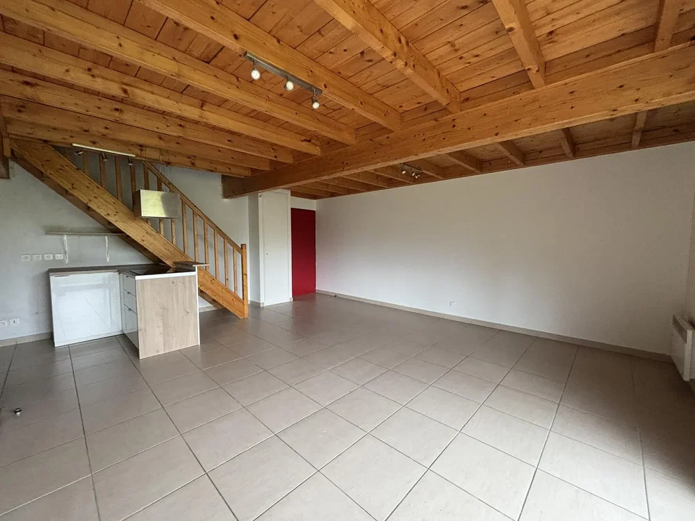 Soggiorno; pavimento in piastrelle, travi in legno, luce naturale