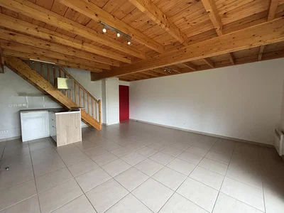 Soggiorno; pavimento in piastrelle, travi in legno, luce naturale